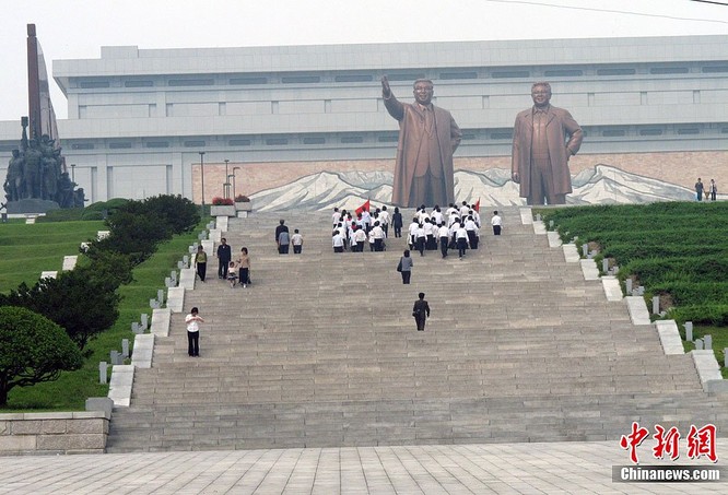 Người dân tỏ lòng thành kính trước tượng đài các vị lãnh tụ Triều Tiên