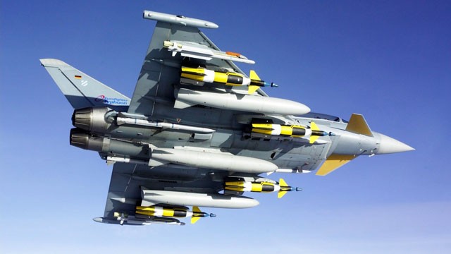 Siêu tiêm kích Su-35 "quyết đấu" với Eurofighter Typhoon: Ai thắng? ảnh 1