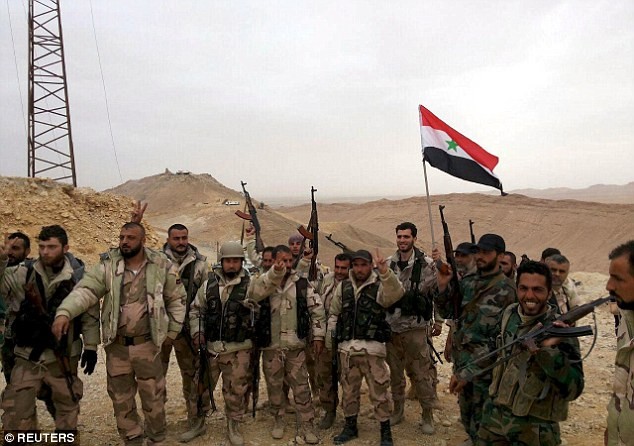 Lính Syria tháo cờ IS trên pháo đài cổ Palmyra ảnh 2