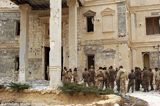 Lính Syria tháo cờ IS trên pháo đài cổ Palmyra ảnh 1