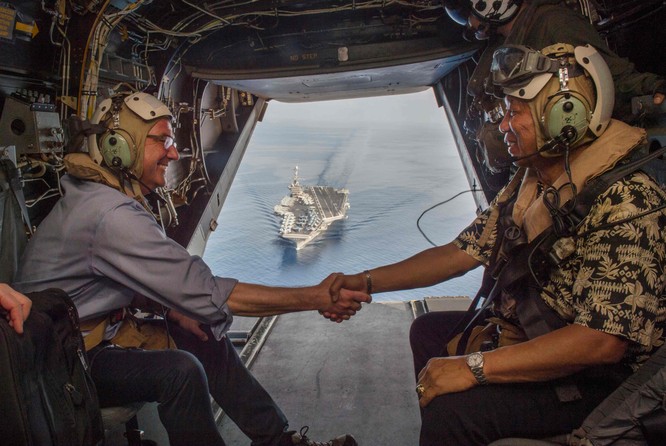 Bộ trưởng quốc phòng Mỹ Carter trên trực thăng khi thăm tàu sân bay trên Biển Đông tuần qua