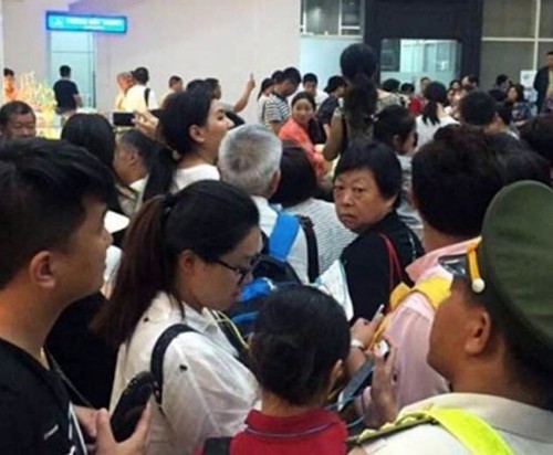 Tạm đình chỉ nhân viên an ninh sân bay đánh khách Trung Quốc ảnh 1