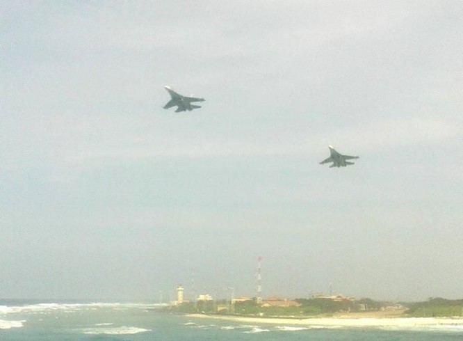 Phi đội tiêm kích Su-30MK2 Việt Nam bay tuần tra quần đảo Trường Sa