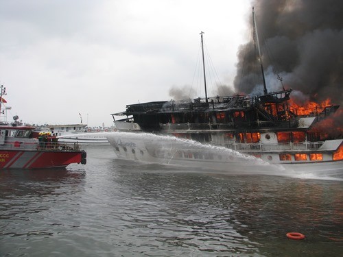 Bốn người bị thương trong vụ cháy tàu trên vịnh Hạ Long ảnh 1