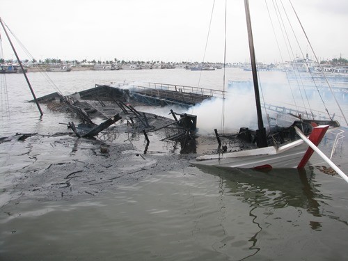 Bốn người bị thương trong vụ cháy tàu trên vịnh Hạ Long ảnh 2