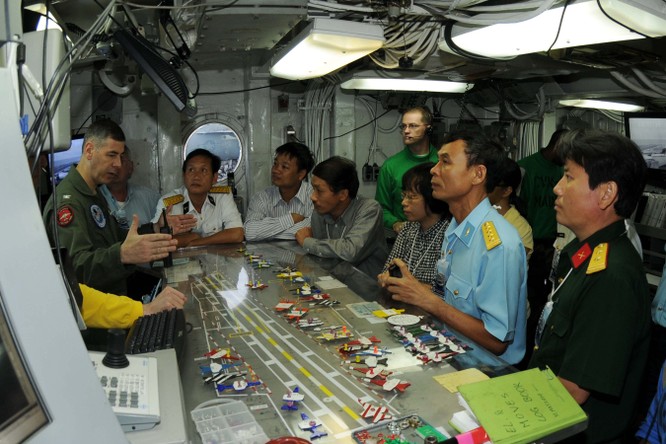 Phái đoàn quân sự Việt Nam thăm tàu sân bay USS Georges Washington của Mỹ