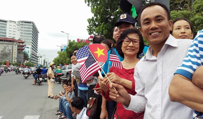 Người Sài Gòn ra đường đón Tổng thống Obama ảnh 4