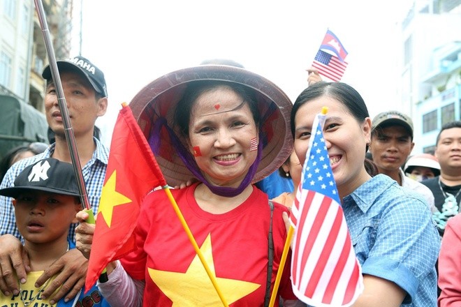 Người Sài Gòn ra đường đón Tổng thống Obama ảnh 7