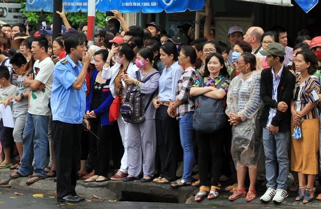 Người Sài Gòn ra đường đón Tổng thống Obama ảnh 12