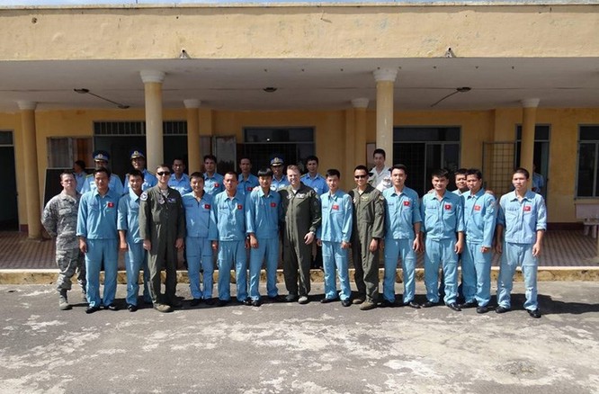 Phái đoàn Mỹ giao lưu với Trường Sĩ quan không quân Việt Nam