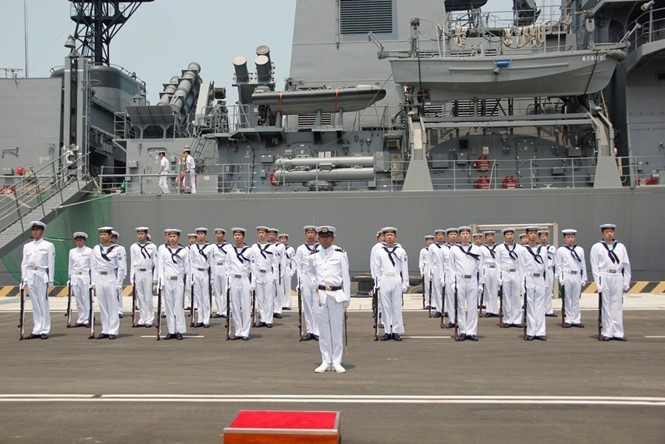 Binh sĩ trên hai khu trục hạm Nhật Bản thăm Cam Ranh