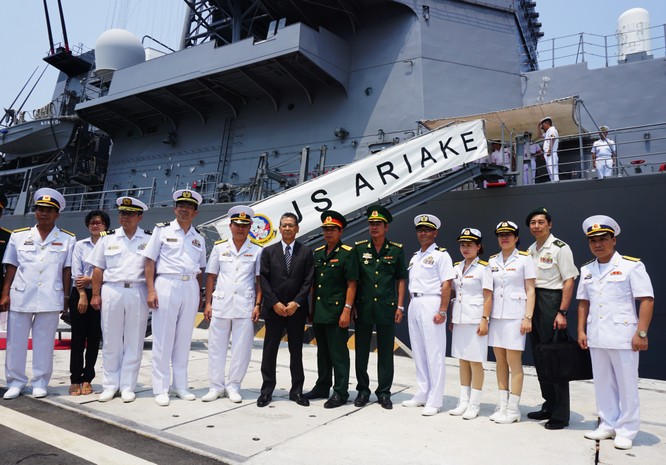 Thủy binh Nhật Bản và chủ nhà Việt Nam trong chuyến thăm cảng Cam Ranh