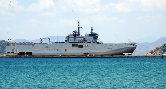 Tàu đổ bộ tấn công lớn nhất của hải quân Pháp Tonnerre cập cảng Cam Ranh hồi đầu tháng 5/2016