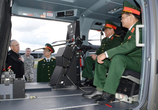 Đại diện quân đội Việt Nam được phía Mỹ đón tiếp, giới thiệu về hoạt động của không đoàn