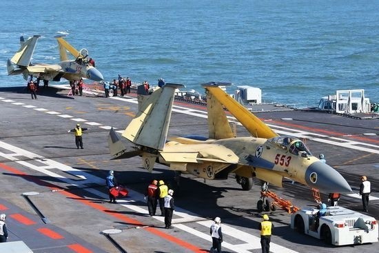 Chiến đấu cơ J-15 thử nghiêm trên tàu sân bay Liêu Ninh của Trung Quốc. Nước này có kế hoạch tự đóng thêm hai tàu sân bay dựa trên thiết kế của tàu Liêu Ninh