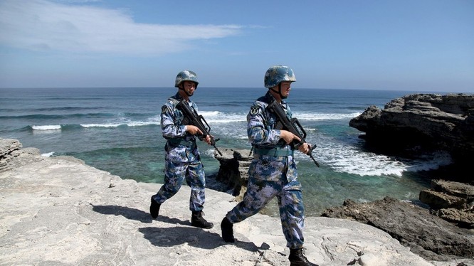 Binh sĩ Trung Quốc tuần tra trái phép trên một đảo ở Biển Đông