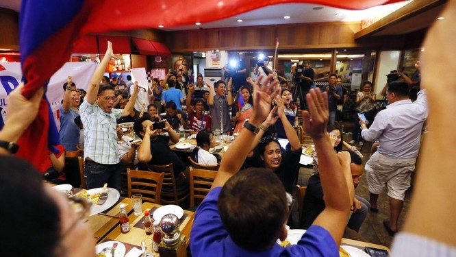 Người dân Philippines ăn mừng phán quyết của Tòa Trọng tài Thường trực về Biển Đông