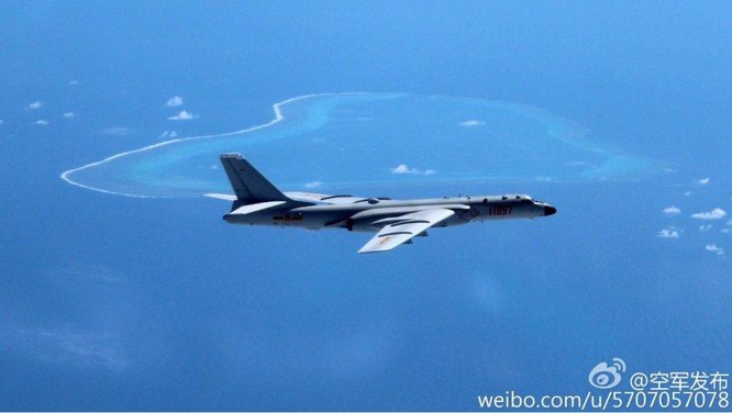 Trung Quốc khoe hình ảnh máy bay ném bom H-6K bay qua bãi cạn Scarborough ở Biển Đông mới đây
