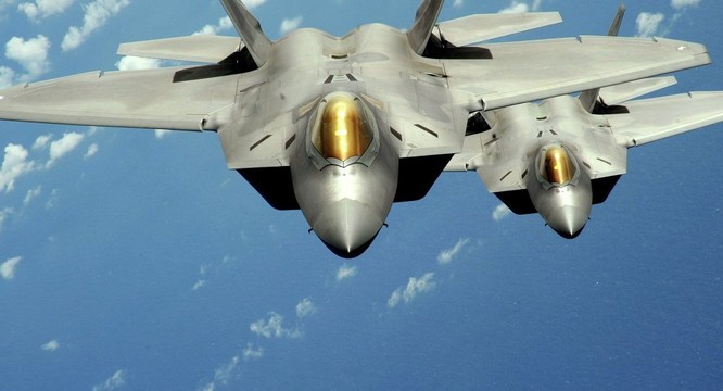 Phi đội chiến đấu cơ tàng hình tối tân F-22 Raptor 