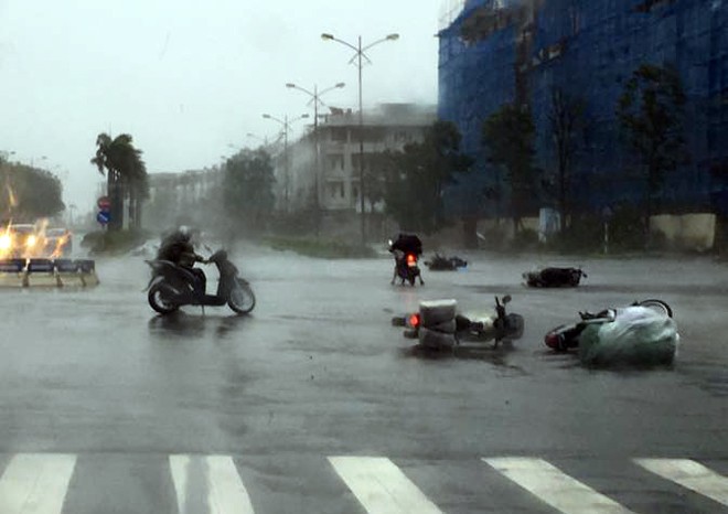 Hà Nội: Nhiều tuyến phố ngập nặng và mất điện vì mưa to, gió giật mạnh ảnh 14