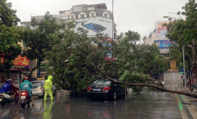 Hà Nội: Nhiều tuyến phố ngập nặng và mất điện vì mưa to, gió giật mạnh ảnh 17