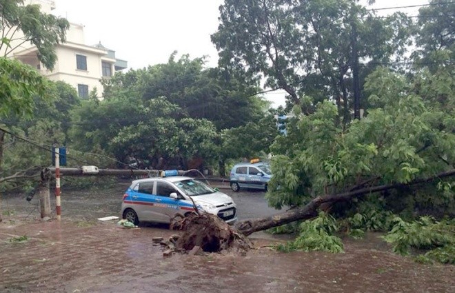 Hà Nội: Nhiều tuyến phố ngập nặng và mất điện vì mưa to, gió giật mạnh ảnh 18