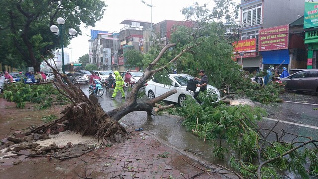 Hà Nội: Nhiều tuyến phố ngập nặng và mất điện vì mưa to, gió giật mạnh ảnh 34