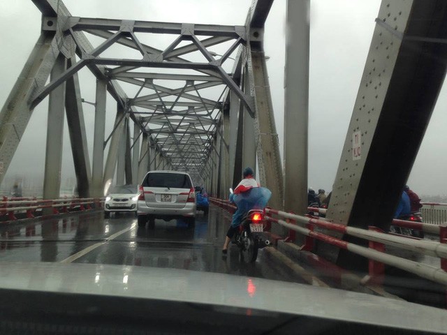 Hà Nội: Nhiều tuyến phố ngập nặng và mất điện vì mưa to, gió giật mạnh ảnh 23