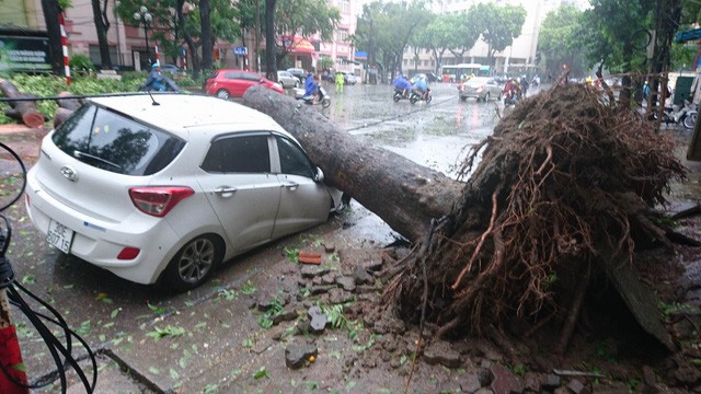 Hà Nội: Nhiều tuyến phố ngập nặng và mất điện vì mưa to, gió giật mạnh ảnh 25