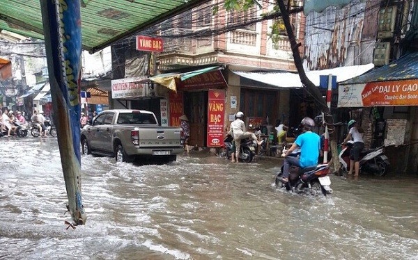 Hà Nội: Nhiều tuyến phố ngập nặng và mất điện vì mưa to, gió giật mạnh ảnh 10