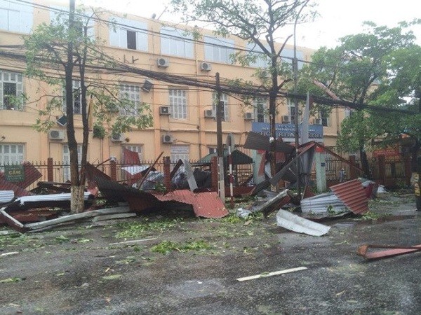 Hà Nội: Nhiều tuyến phố ngập nặng và mất điện vì mưa to, gió giật mạnh ảnh 4