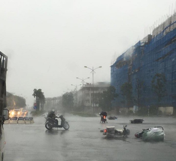 Hà Nội: Nhiều tuyến phố ngập nặng và mất điện vì mưa to, gió giật mạnh ảnh 9