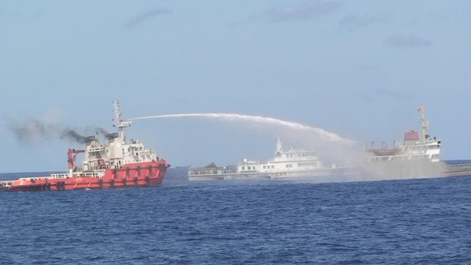 Tàu Trung Quốc phun vòi rồng vào tàu Việt Nam trong sự kiện giàn khoan Hải Dương 981