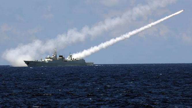 Tàu khu trục Trung Quốc phóng tên lửa trong cuộc tập trận hồi đầu tháng 7/2016