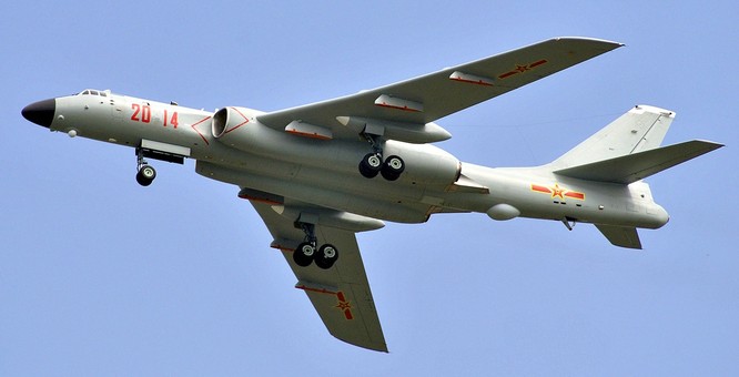 Máy bay ném bom H-6K của Trung Quốc phô trương thanh thế ở Biển Đông và khu vực ngoài chuỗi đảo thứ nhất
