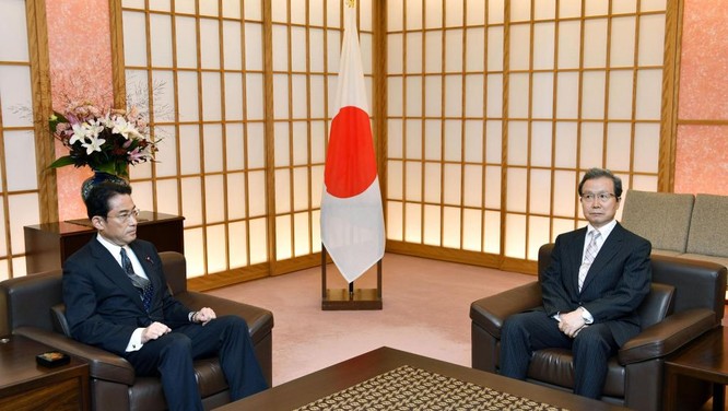 Ngoại trưởng Nhật Bản Fumio Kishida (trái) ngày 9/8 đã triệu đại sứ Trung Quốc Trình Vĩnh Hoa để phản đối vụ đưa tàu xâm nhập vùng biển Nhật Bản