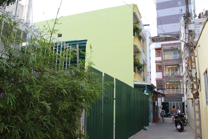 Căn nhà của anh Trung (màu xanh, bên trái đường), trong một con hẻm trên đường Trần Phú, TP Nha Trang, Khánh Hòa
