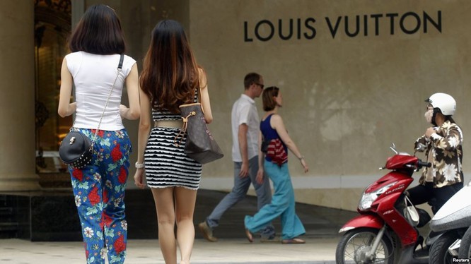 Một cửa hiệu Louis Vuitton trên phố Tràng Tiền, Hà Nội