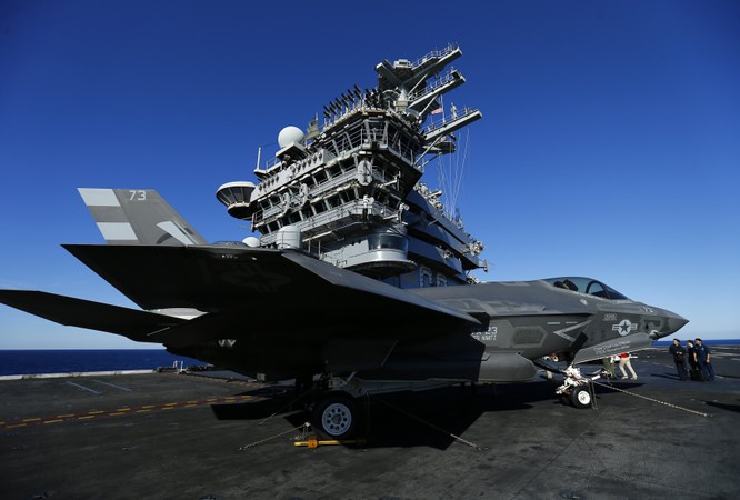 Chiến đấu cơ tàng hình F-35 xuất kích trên tàu sân bay Mỹ