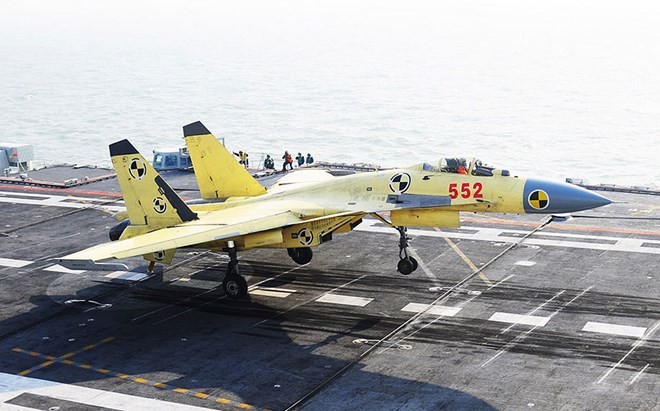 Chiến đấu cơ J-15 thử nghiêm trên tàu sân bay Liêu Ninh của Trung Quốc. Nước này có kế hoạch tự đóng thêm hai tàu sân bay dựa trên thiết kế của tàu Liêu Ninh