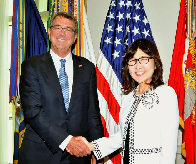 Nữ bộ trưởng Inada và người đồng cấp Mỹ Ash Carter