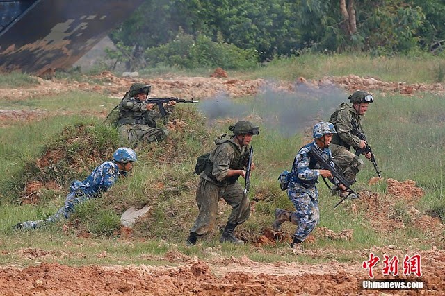 Lính Trung Quốc và Nga xung phong chiếm lĩnh trận địa trong cuộc tập trận