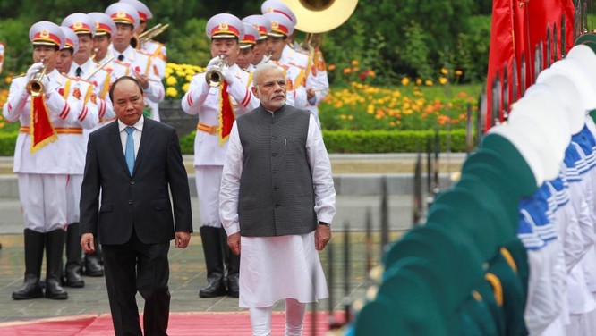 Thủ tướng Nguyễn Xuân Phúc và Thủ tướng Narendra Modi duyệt đối danh dự trong chuyến thăm Việt Nam hồi đầu tháng 9 vừa qua