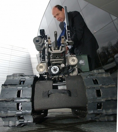 Robot được trang bị vũ khí có tên Swords do hãng quốc phòng Foster-Miller (Mỹ) chế tạo.