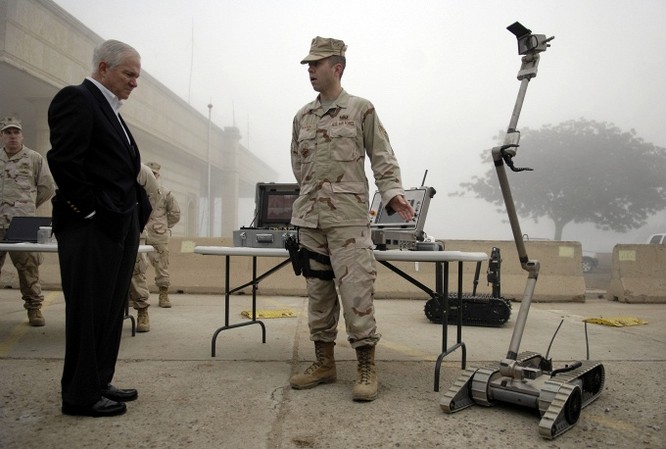 Cựu Bộ trưởng Quốc phòng Mỹ Robert Gates trao đổi với lực lượng Không quân Mỹ tại căn cứ Victory ở Iraq về khả năng của những loại robot mà lực lượng này sử dụng.