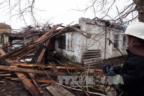Một ngôi nhà bị hư hại do trúng đạn pháo tại Donetsk, miền đông Ukraine ngày 3/2. Ảnh: AFP/TTXVN