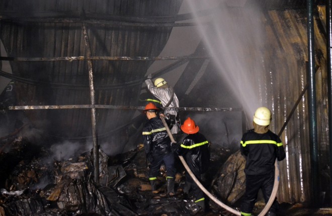 Gần 400 người chữa cháy kho nội thất chìm trong biển lửa ảnh 4