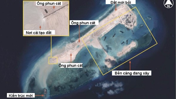 Ảnh vệ tinh Airbus Defence & Space chụp ngày 14.11.2014 cho thấy Trung Quốc đã cải tạo và mở rộng đá Chữ Thập thành đảo nhân tạo rất lớn (hơn đảo Ba Bình của Việt Nam đang bị Đài Loan chiếm đóng), dài đến gần 3 km đủ lớn để xây đường băng và trở thành một trung tâm điều hành và chỉ huy của quân đội Trung Quốc ở khu vực này - Ảnh: CNES/HIS