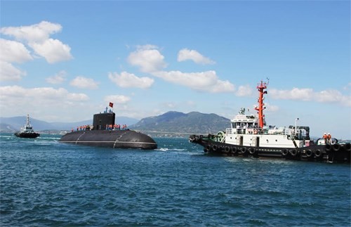 Tàu ngầm 184 Hải Phòng đang được lai dắt cập cảng.