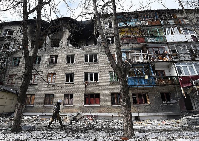 “Chảo lửa” Debaltsevo tan hoang sau trận huyết chiến khốc liệt ảnh 28